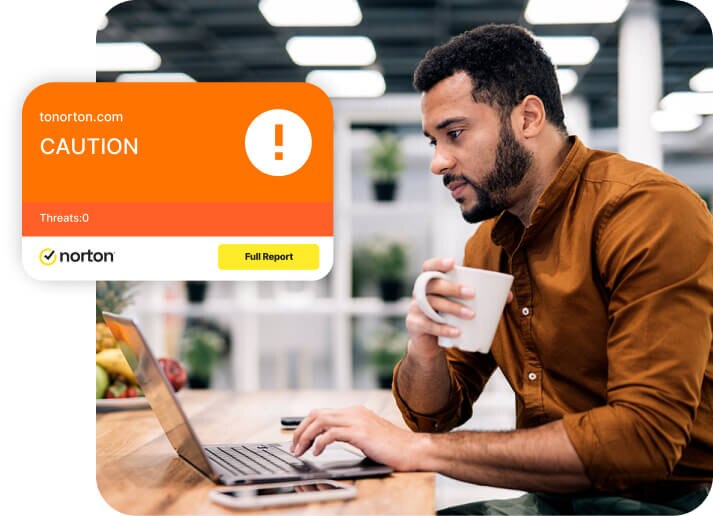 Mies juo kahvia kannettavan tietokoneen ääressä ja käynnistää Norton Safe Searchin.